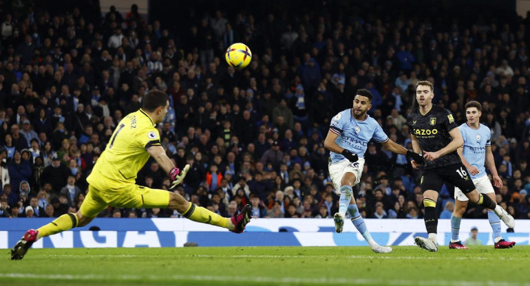 Emiliano "Dibu" Martínez ante Manchester City. Foto: Reuters.