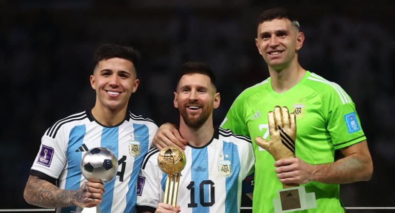 Enzo Fernández, Lionel Messi y Emiliano Martínez. Foto: NA.