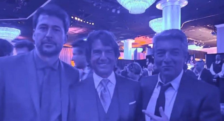Santiago Mitre, Ricardo Darín y Tom Cruise. Foto: Instagram/sanmitre.