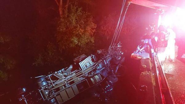 El servicio de emergencia operando para recuperar el autobús caído en el río. Foto Kaya News