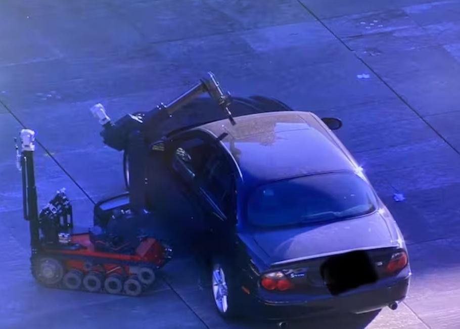 Un robot detector de explosivos inspecciona el vehículo del sospechoso. Foto Blick