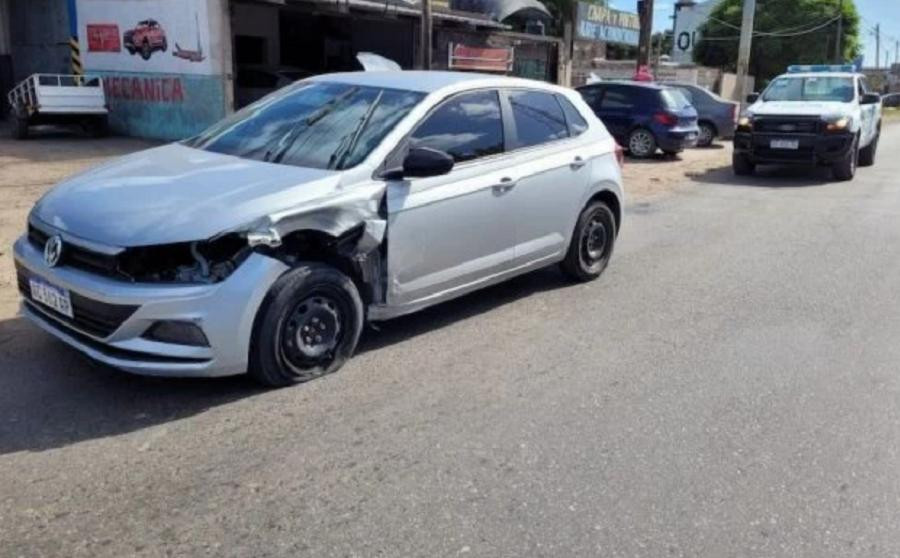 El auto que abandonaron los ladrones. Foto: NA.