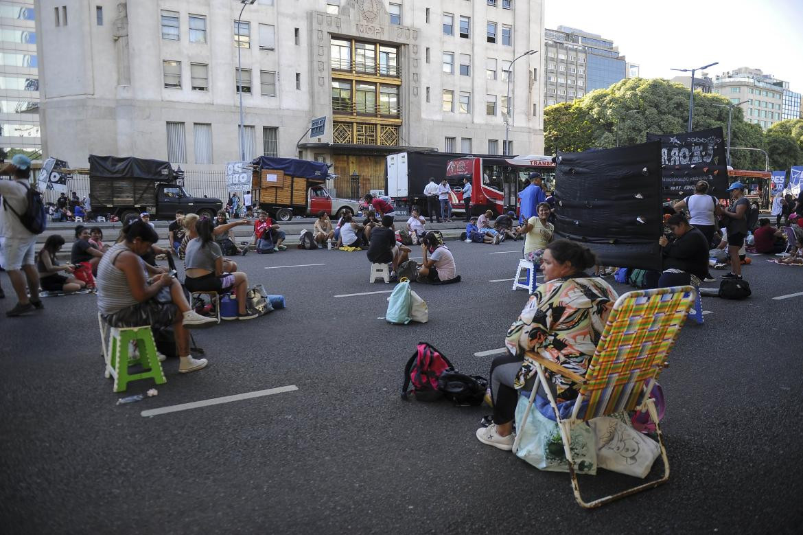 Acampe de Piqueteros frente al Ministerio de Desarrollo Social. Foto: Telam.