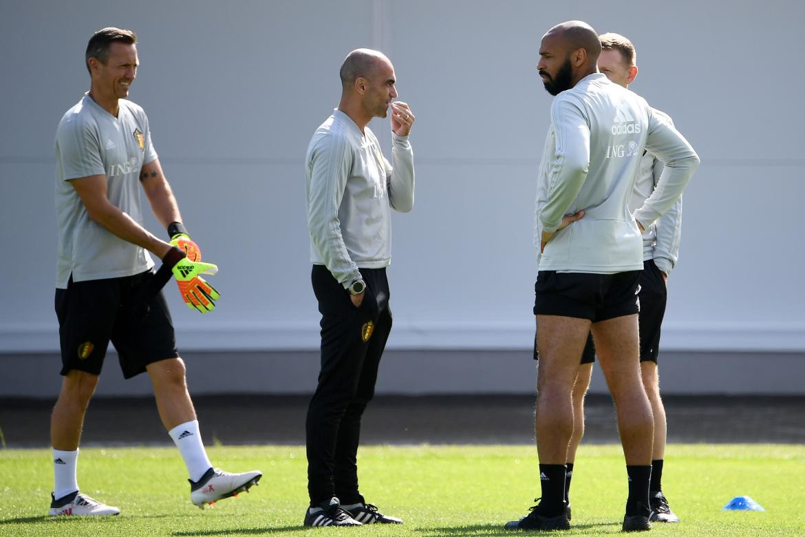 Roberto Martínez junto a Thierry Henry. Foto: NA.