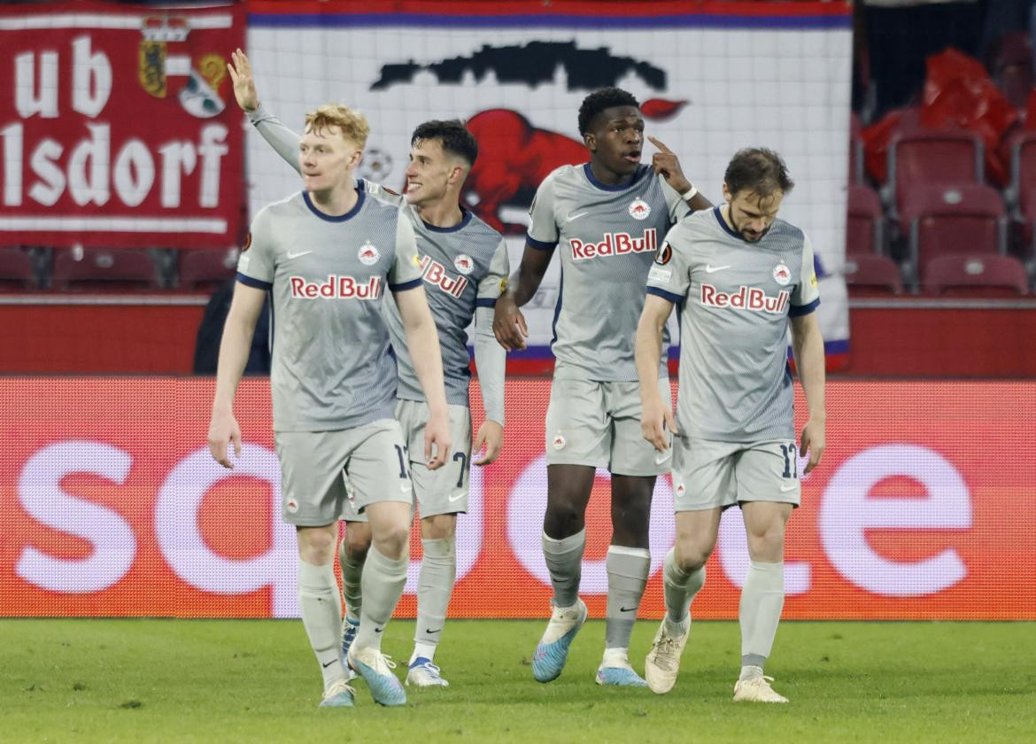 Festejo del Red Bull Salzburgo ante la Roma por la Europa League. Foto: REUTERS.