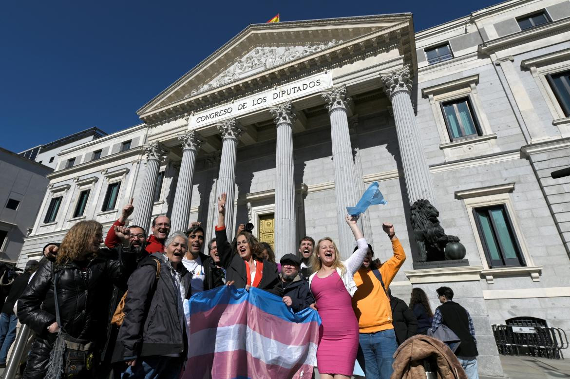 anifestantes contra el aborto se manifiestan frente al Congreso español. Foto Télam