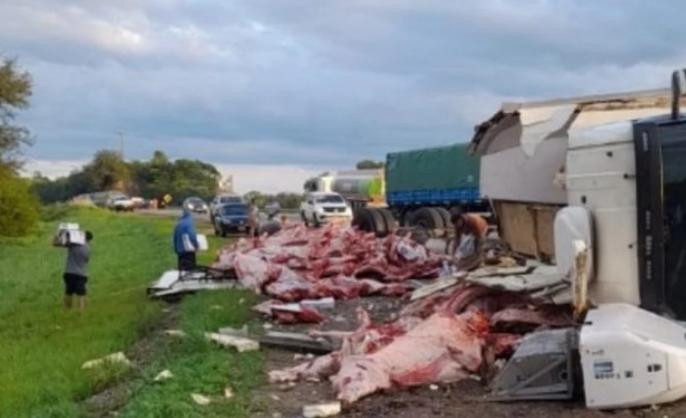 Camión con carne que desbarrancó en Salta. Foto: NA.