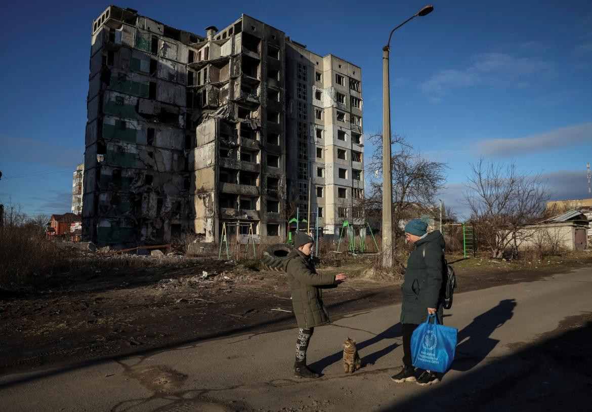  Una niña ucraniana de 11 años alimenta a un gato mientras su madre se encuentra cerca de su edificio destruido por un ataque militar ruso, en la ciudad de Borodianka.