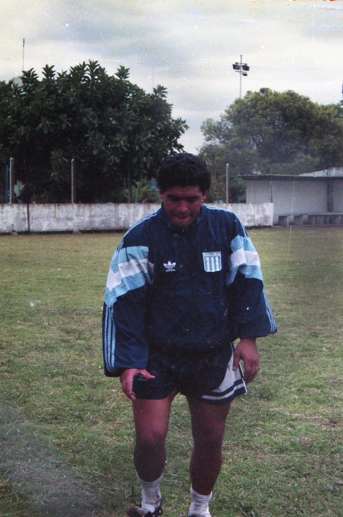 Diego Maradona con indumentaria de Racing 2. Foto: Daniela DAdamo.