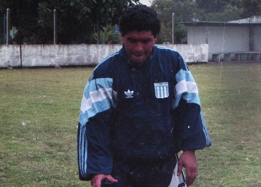 Diego Maradona con indumentaria de Racing 5. Foto: Daniela DAdamo.