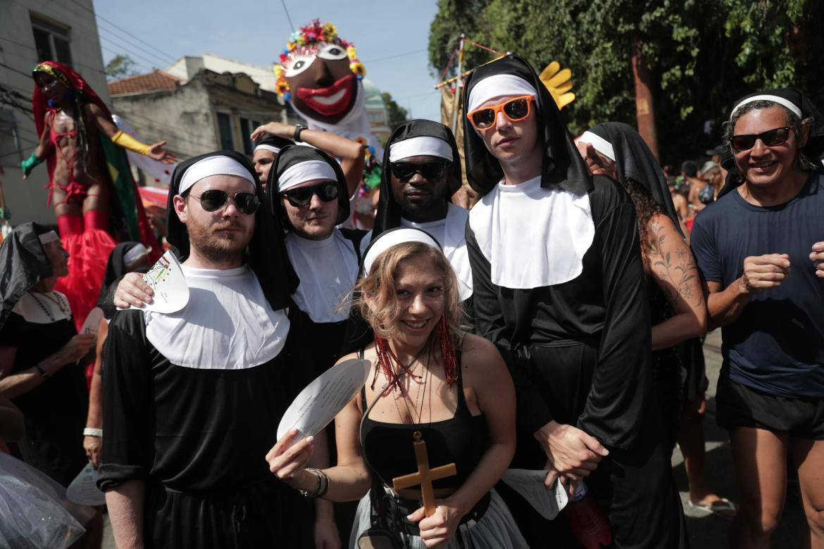 Comparsa de Carmelitas participan del desfile. Foto: Efe.