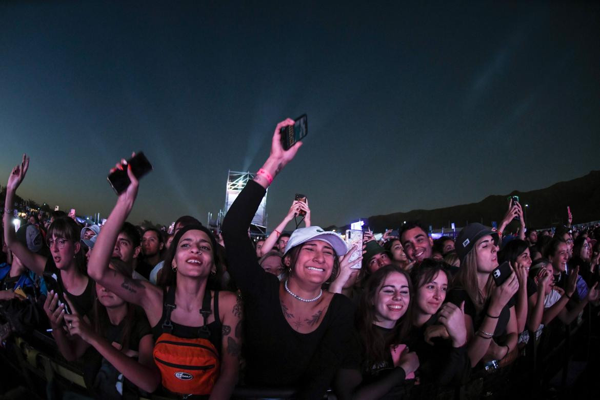 El público emocionado. Cosquín rock. Foto Télam.