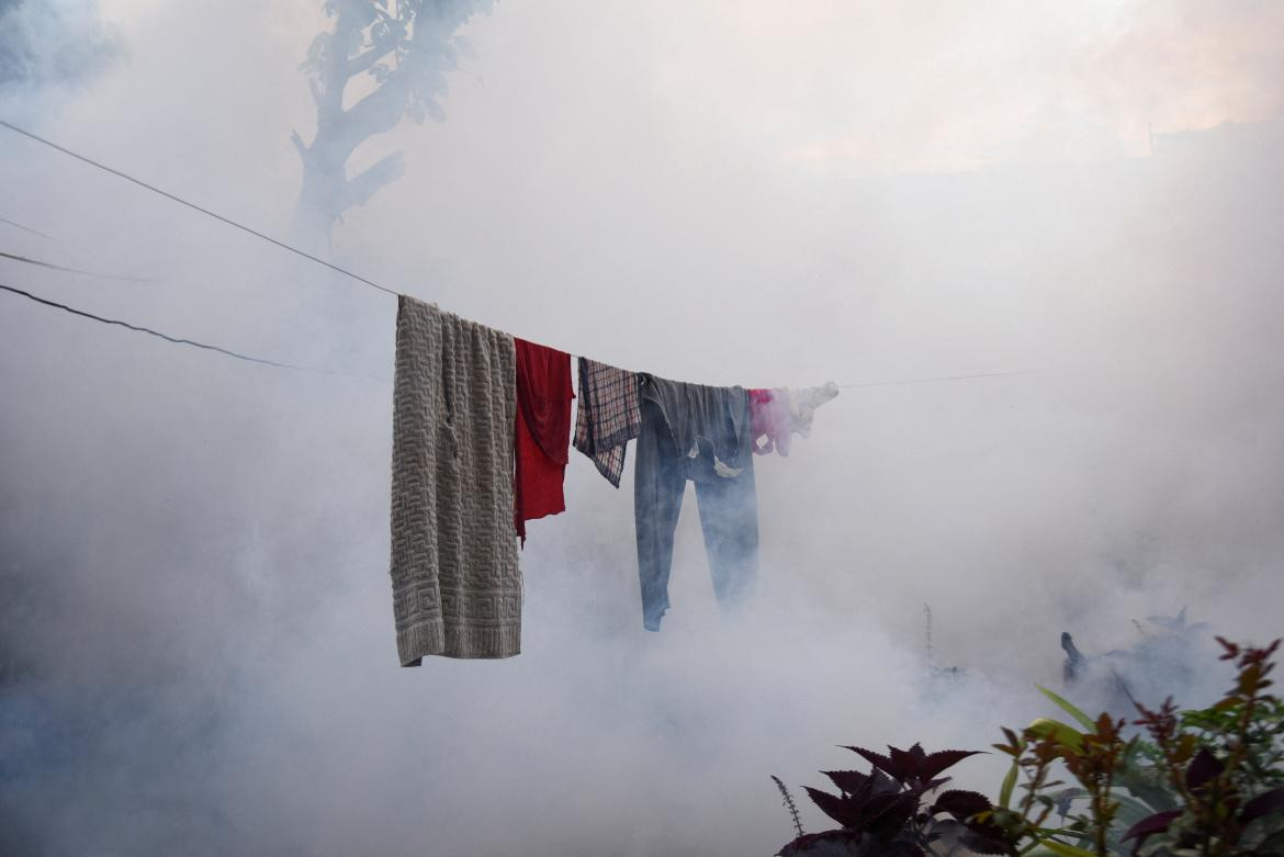 La gente lucha contra los casos de dengue en Bolivia. Foto: Reuters.