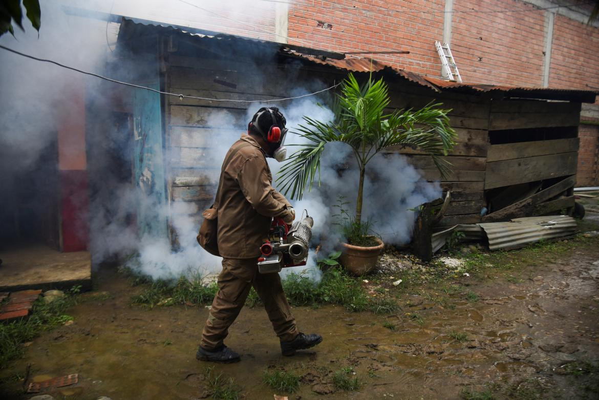 Fumigación masiva para prevenir el dengue. Foto: Reuters.