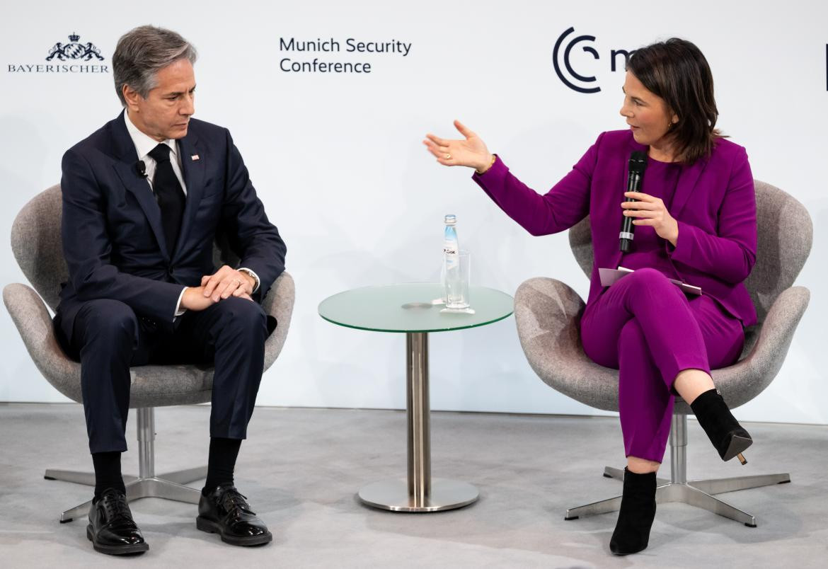 Annalena Baerbock con Antony Blinken durante la Conferencia. Foto: Reuters.