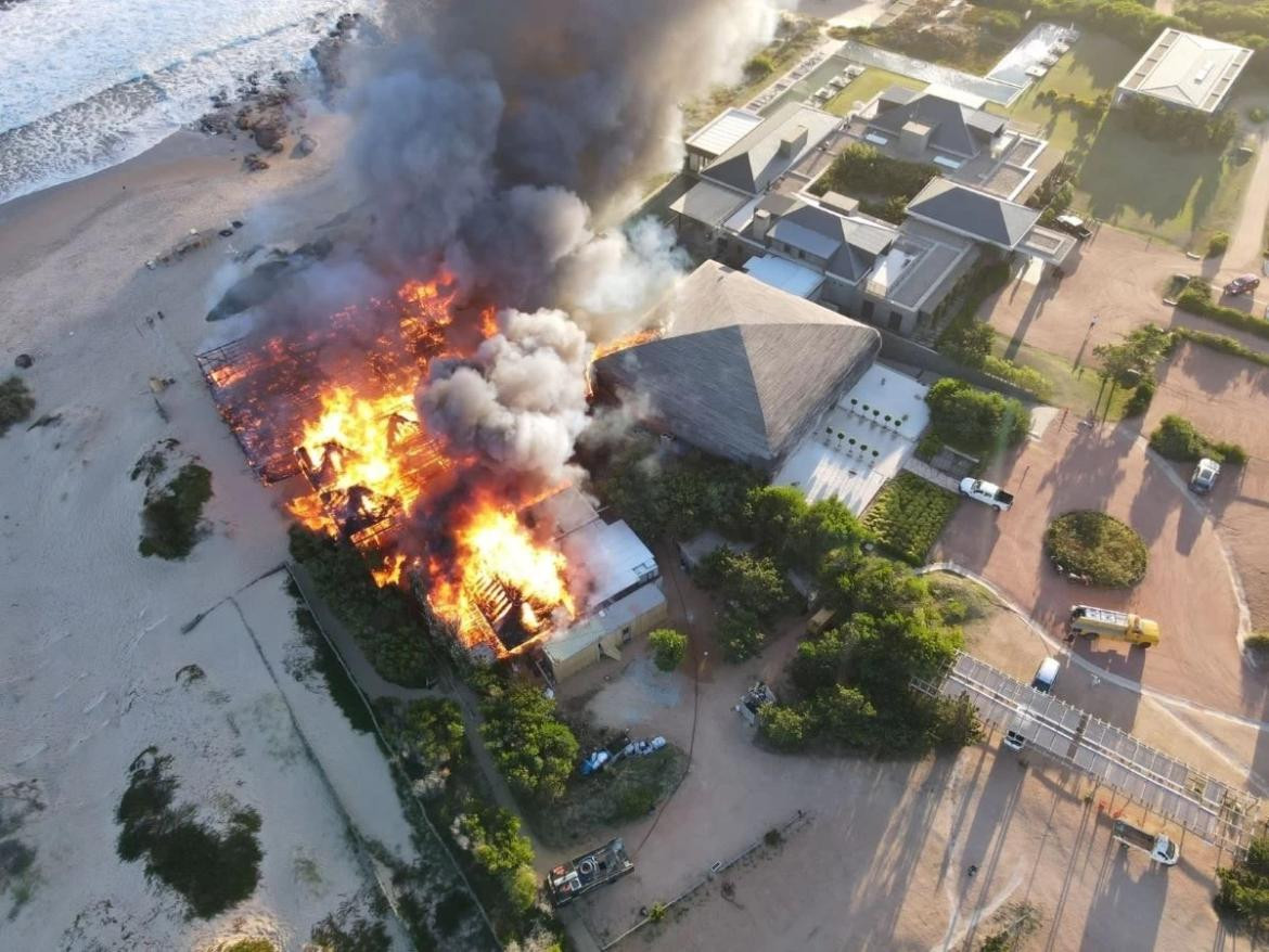 Devastador incendio en Punta del Este. Foto: NA