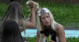 Camila y Julieta con los cachorros. Foto: Captura.