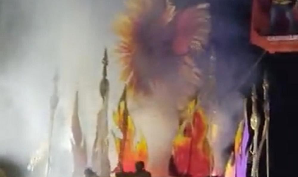 Momento del incendio en el carnaval. Foto: captura.