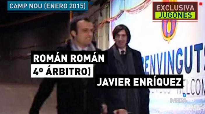 Javier Enriquez junto a un árbitro en el Camp Nou. Foto: Captura de El Chiringuito.