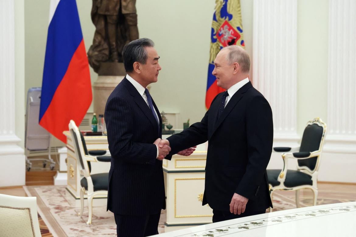 Vladimir Putin y Wang Yi, Reuters