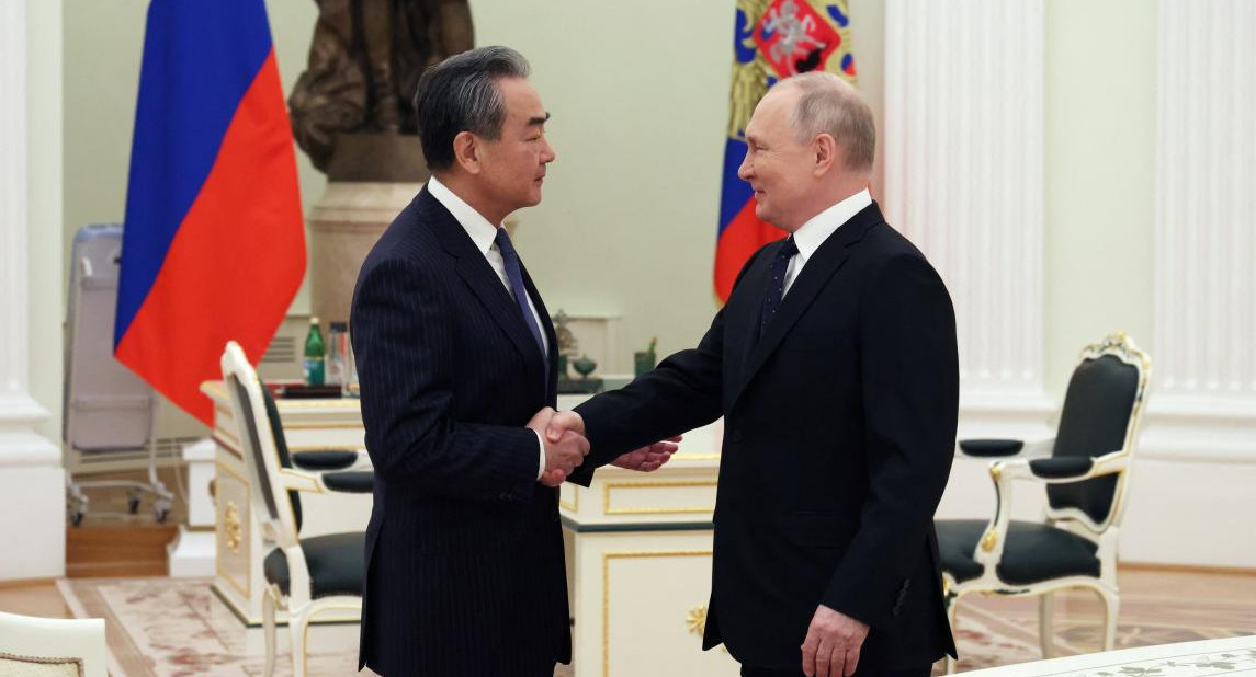Vladimir Putin y Wang Yi, Reuters