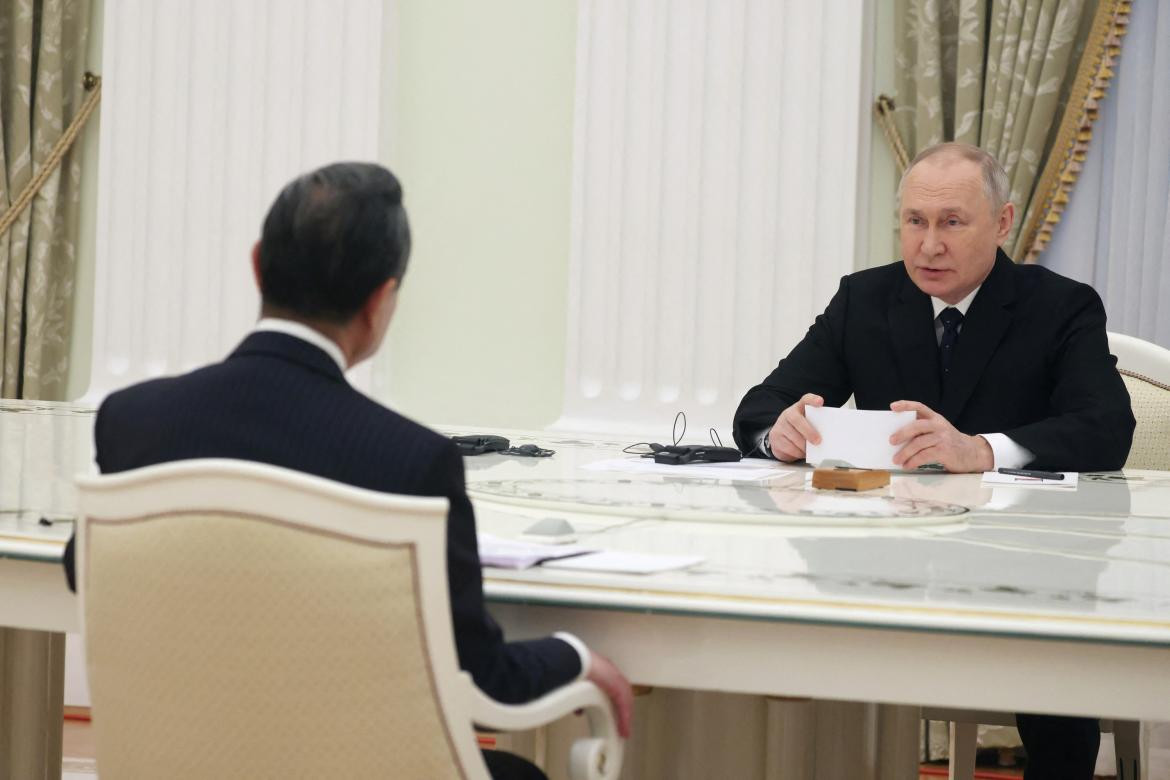 Vladimir Putin y Wang Yi, Reuters