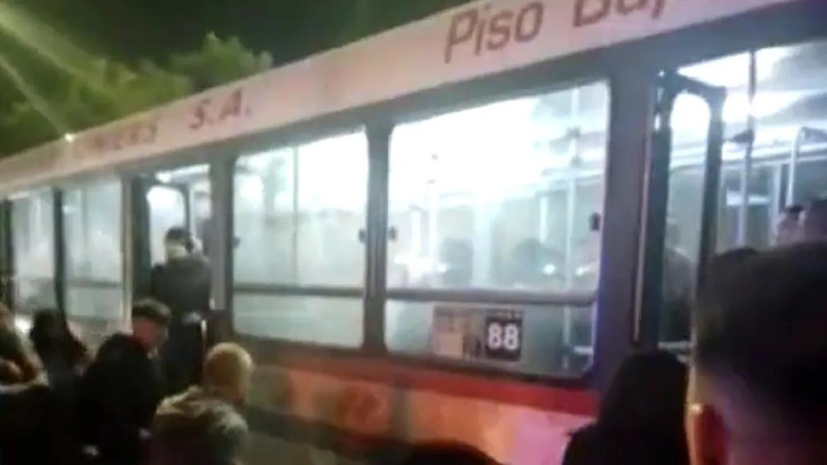 Agente penitenciario borracho disparó contra un colectivo en Isidro Casanova. Foto: Captura de video.