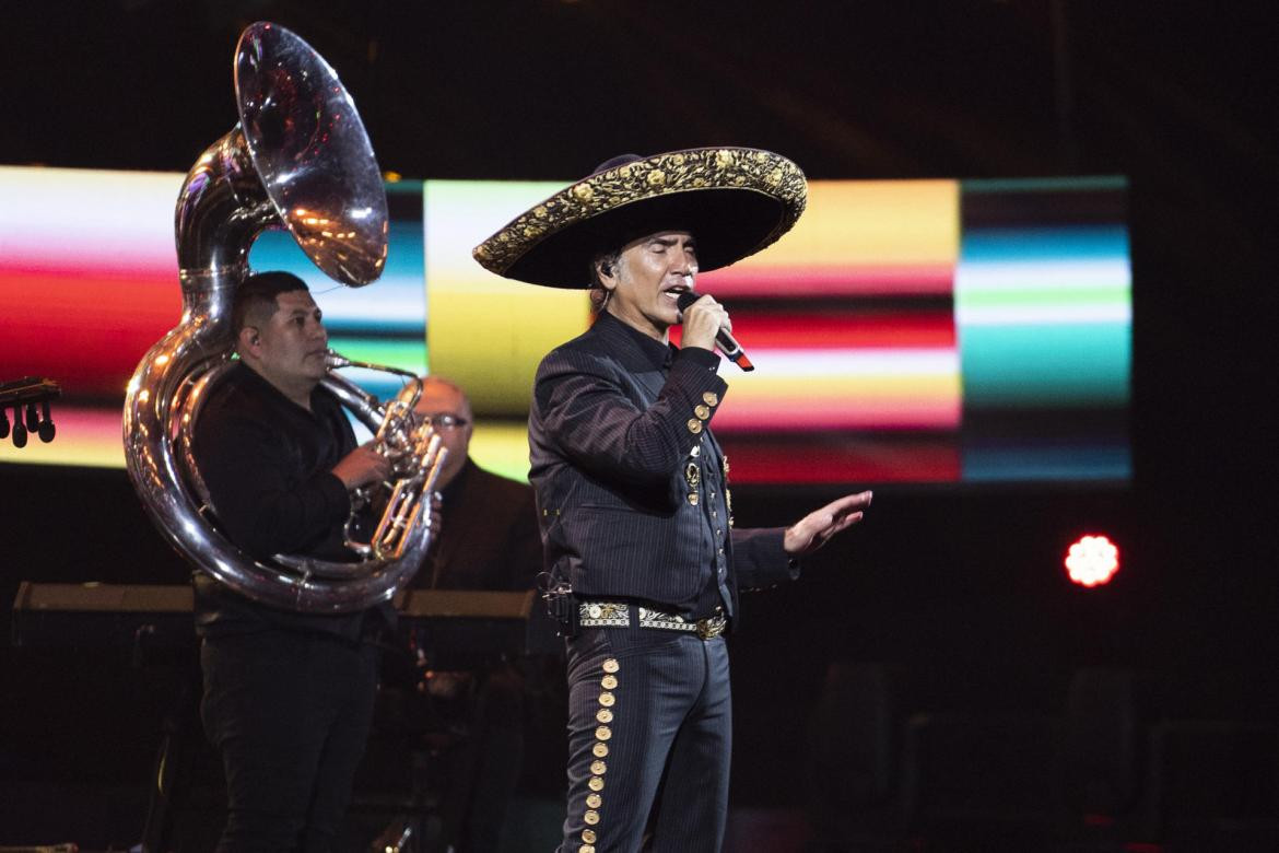 Alejandro Fernández en su show en Viña del Mar. Foto: EFE.