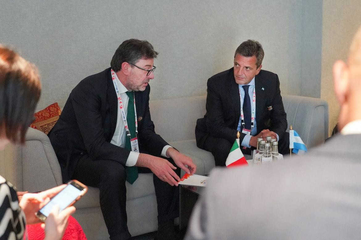 Sergio Massa con Giancarlo Giorgetti. Foto: Prensa Casa Rosada.