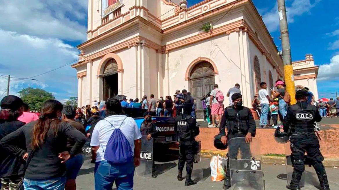 Protestas en las afueras de una iglesia de Nicaragua. Foto: REUTERS