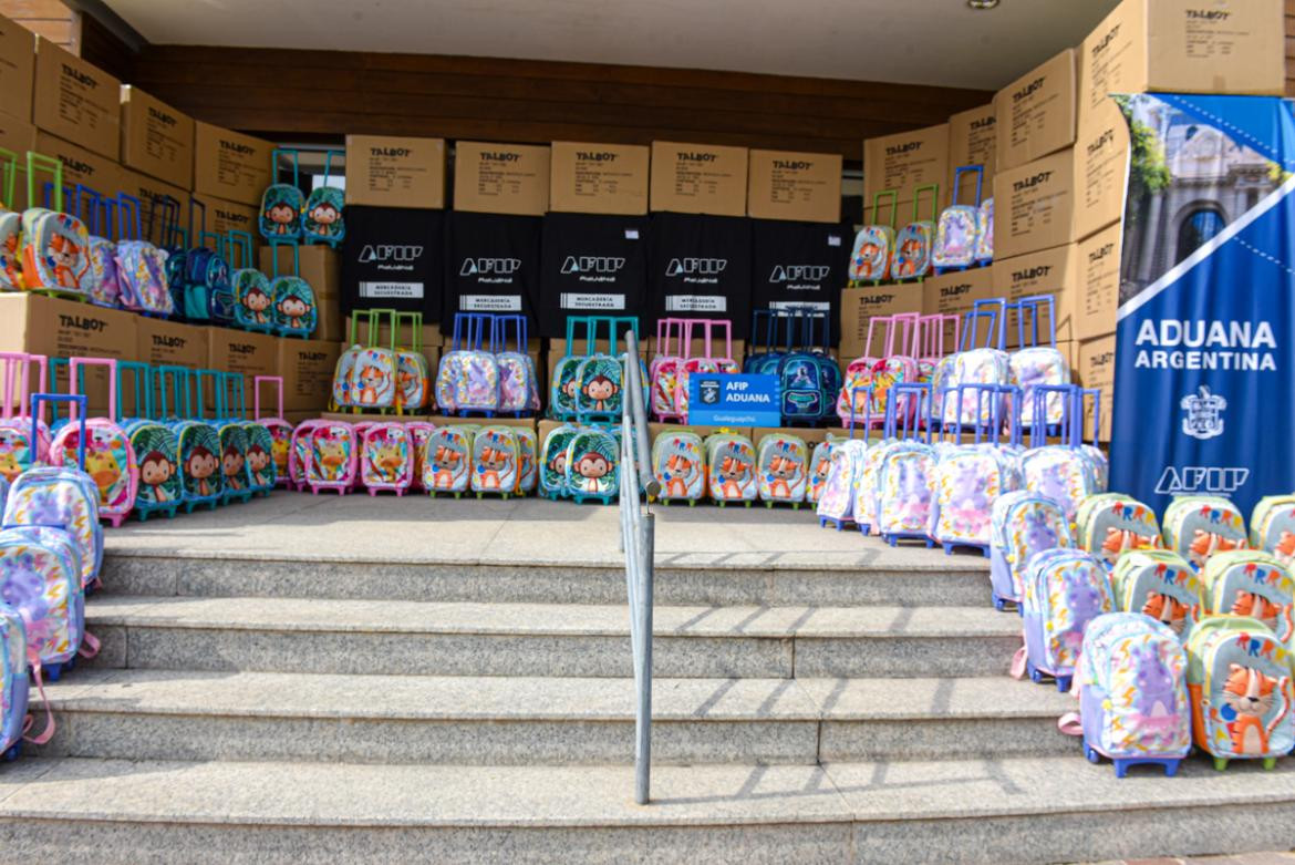 Donación de mochilas de Aduana al Ministerio de Educación. Foto: Prensa.