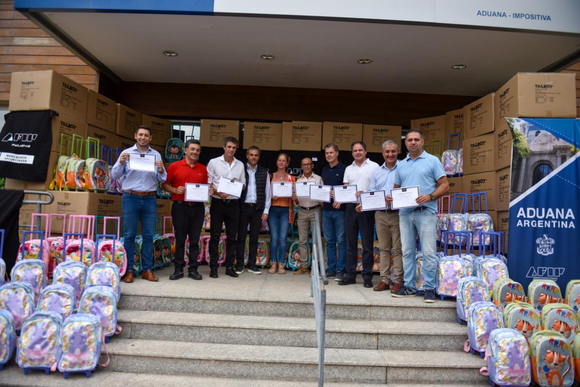 Donación de mochilas de Aduana al Ministerio de Educación. Foto: Prensa.