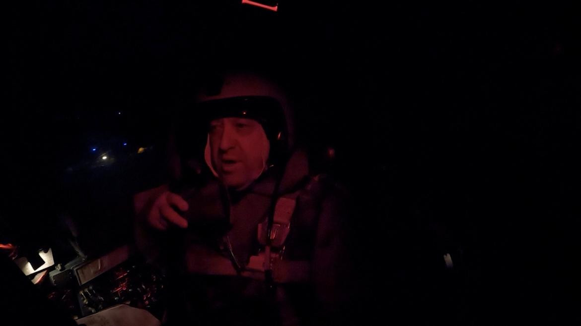 El fundador del grupo mercenario ruso Wagner, Yevgeny Prigozhin adentro de la cabina de un avión bombardero militar. Foto Reuters.