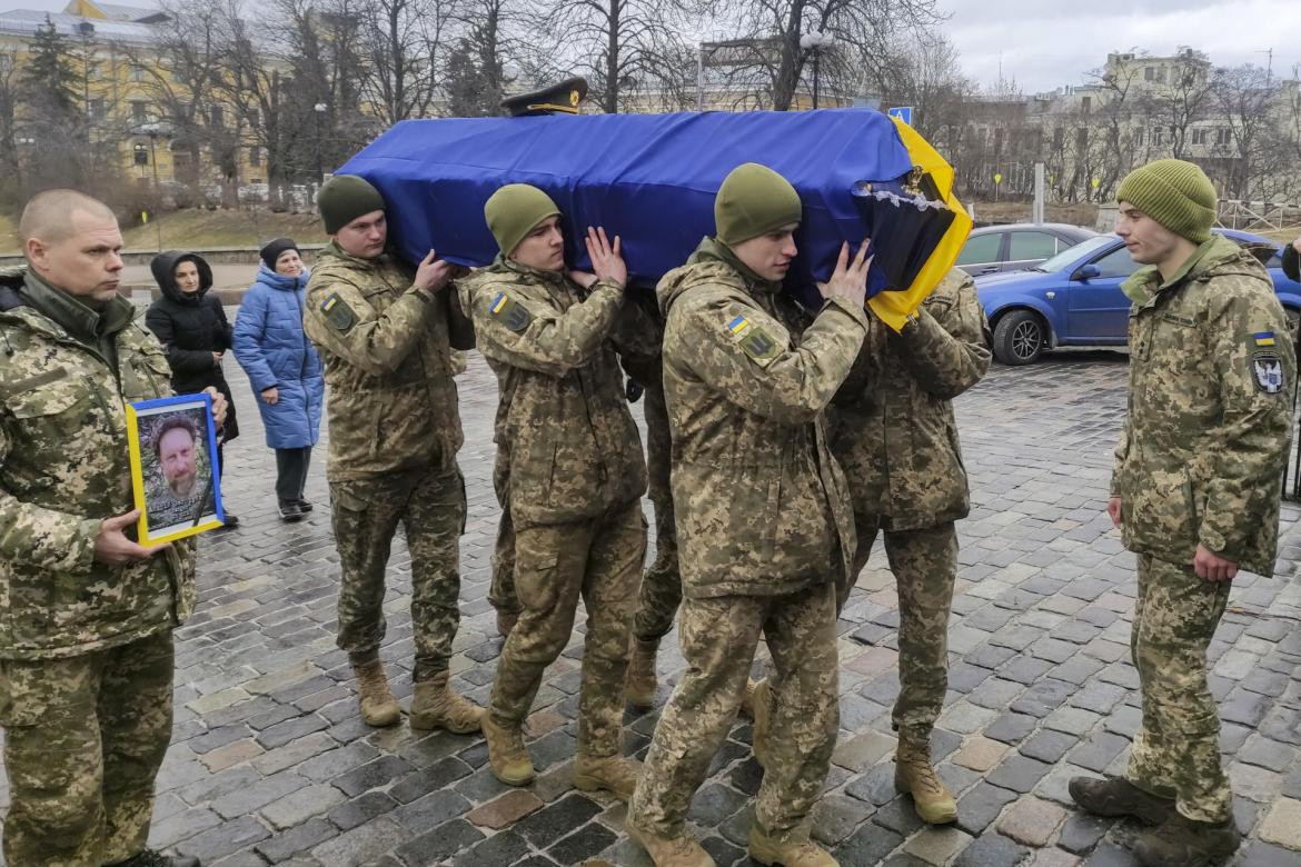 Funeral de un periodista ucraniano que murió en circunstancias desconocidas cerca de Bajmut. Foto EFE.