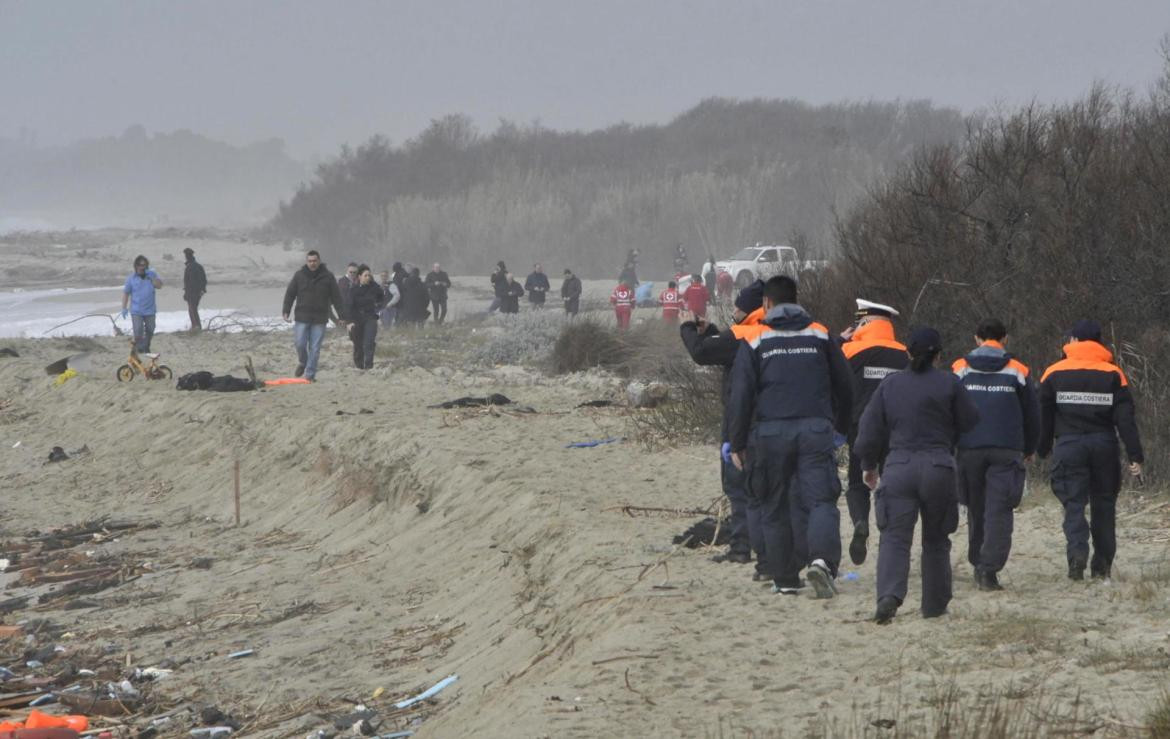Al menos 40 migrantes mueren tras un naufragio en la costa de Italia. EFE