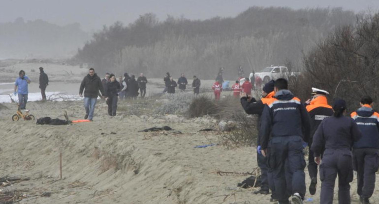 Migrantes en la costa de Italia. Foto: EFE.