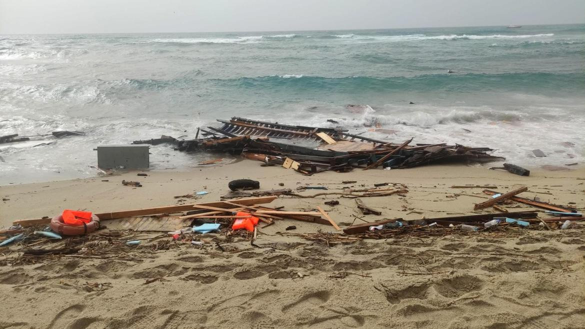 Al menos 40 migrantes mueren tras un naufragio en la costa de Italia. EFE