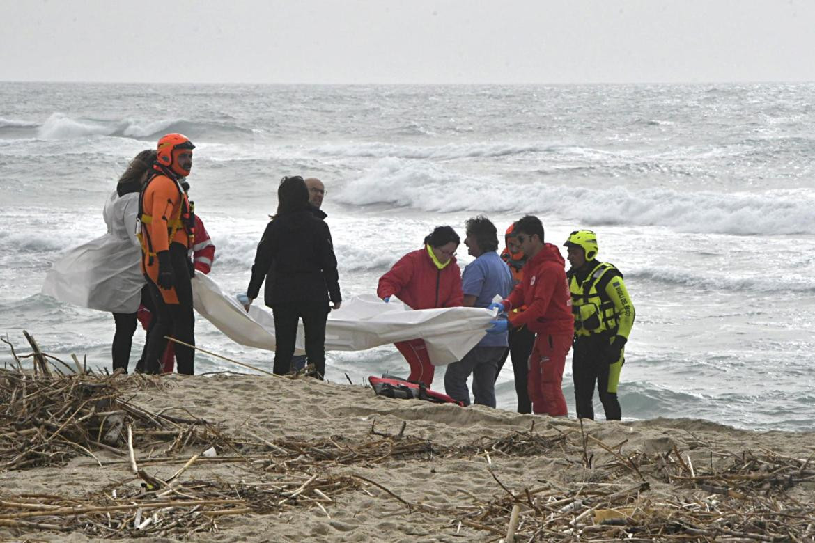 Al menos 40 migrantes mueren tras un naufragio en la costa de Italia. EFE