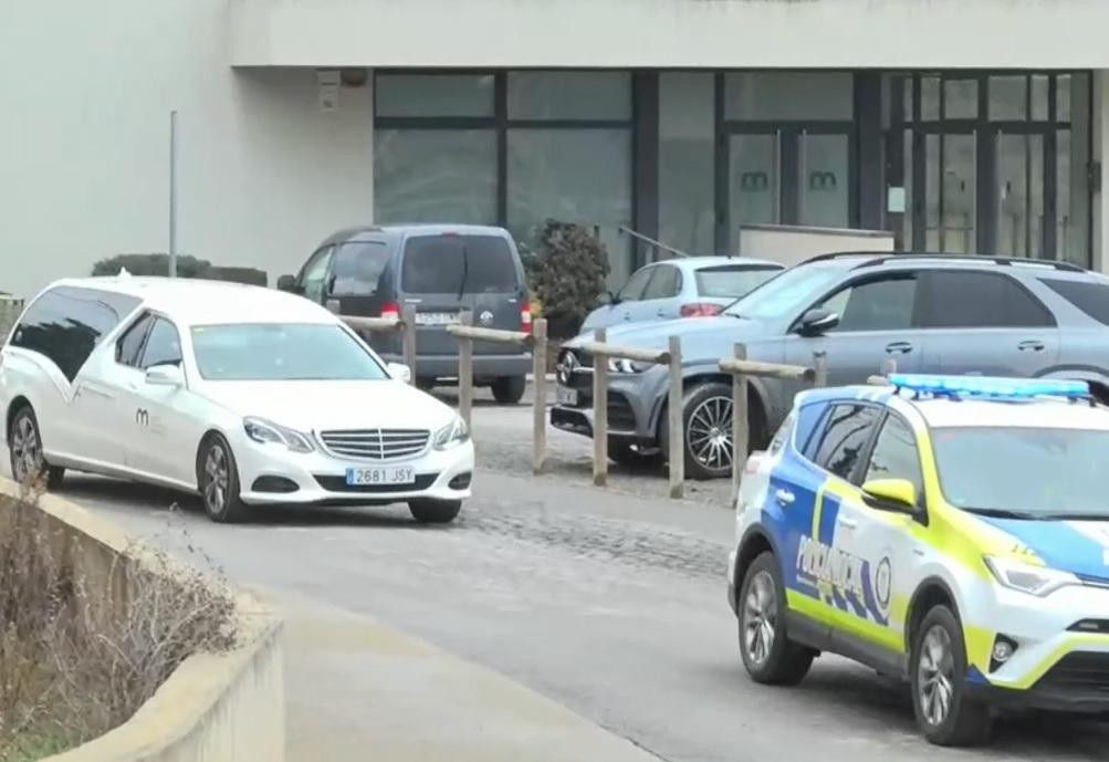 Dolor en el último adiós a la gemela que murió tras arrojarse de un edificio en Barcelona. CapturaEFE