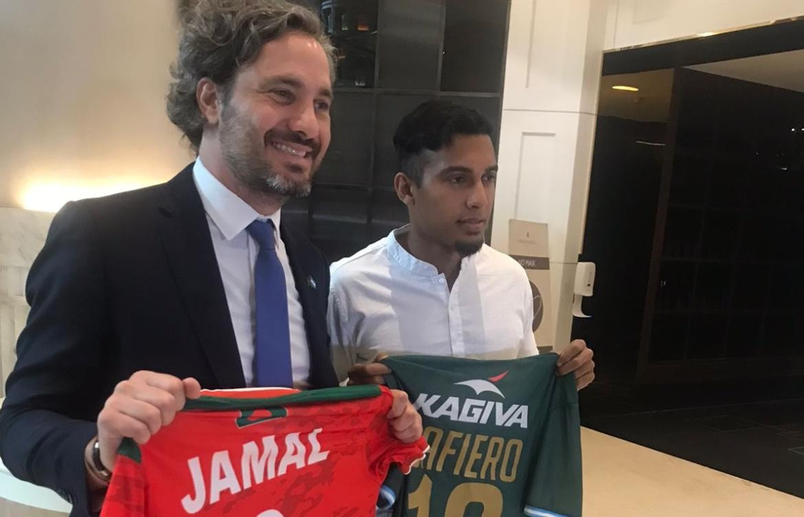 Santiago Cafiero con Jamal Bhuyan. Foto: Twitter @JuanPBeacon.