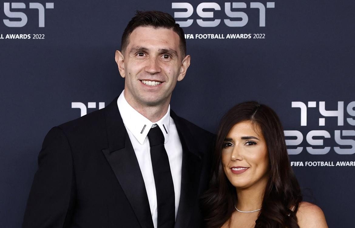 Emiliano Dibu Martínez y su esposa Mandinha; Premios The Best. Foto: Reuters.