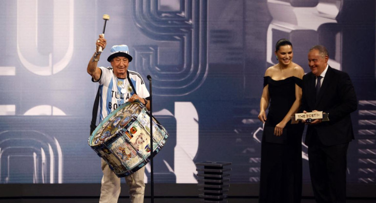 La hinchada argentina, la mejor en los premios The Best: Tula Pascual subió a recibirlo y cantó con el bombo | Canal 26