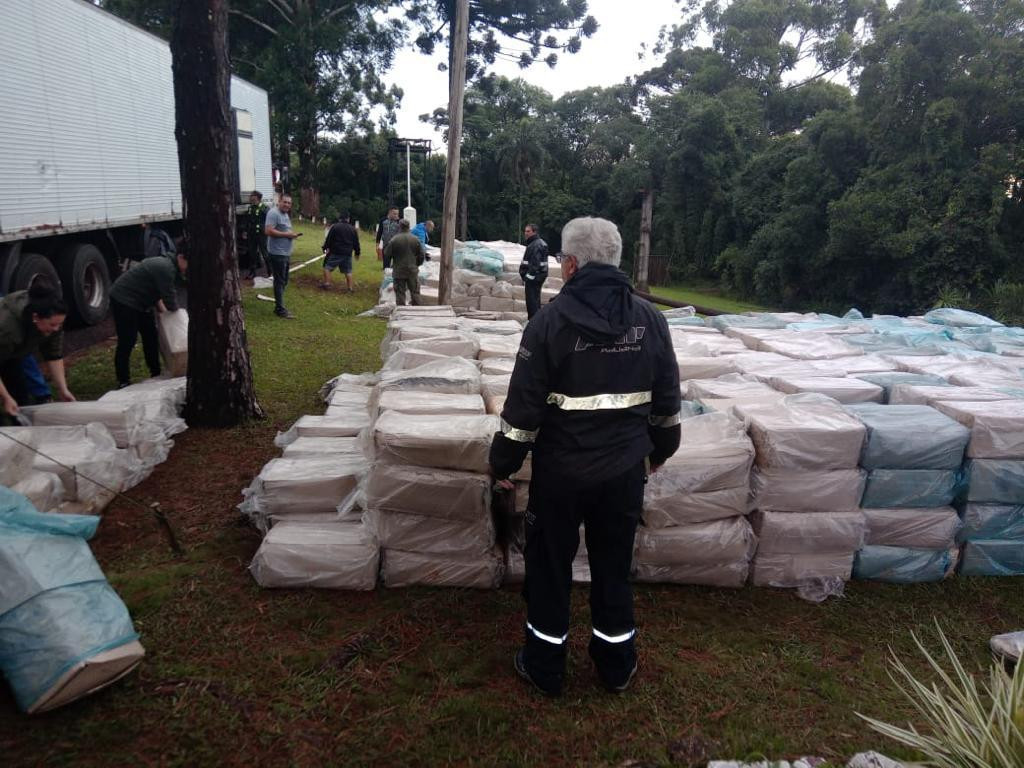 Aduana detuvo un camión que llevaba 24 toneladas de pescado de cotrabando