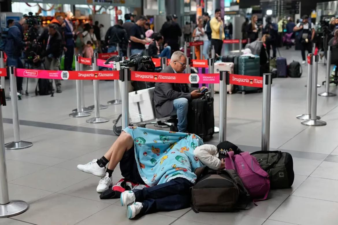 Pasajeros demorados por cancelación de vuelos. Foto: La Nación