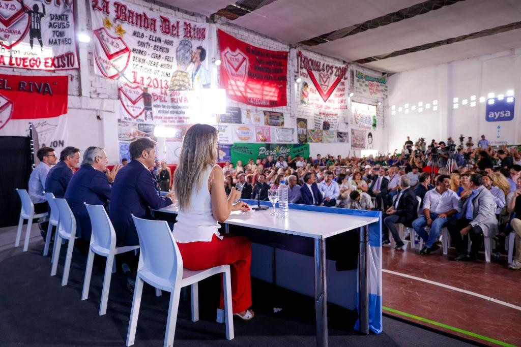Malena Galmarini, Kicillof, Alberto Fernandez y Lucas Ghi en el anuncio de obras cloacales en Morón. Foto: Prensa.