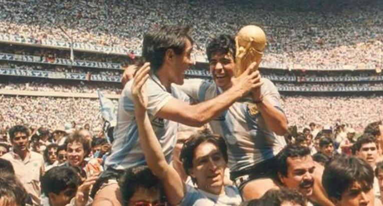 Pedro Pasculli y Diego Maradona, Mundial del 86. Foto: NA