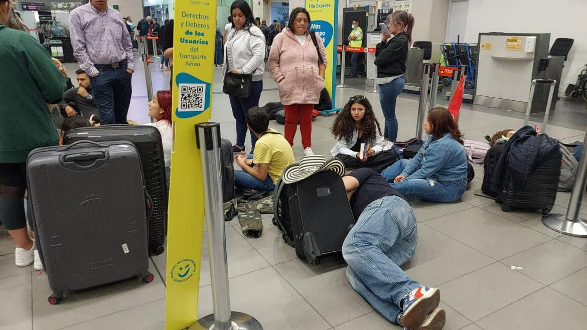 Pasajeros varados por suspensión de vuelos. Foto: REUTERS