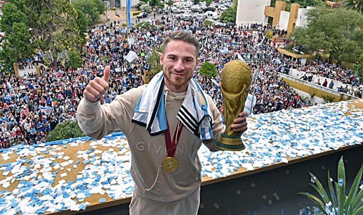 Alexis Mac Allister con la Copa del Mundo. Foto: NA