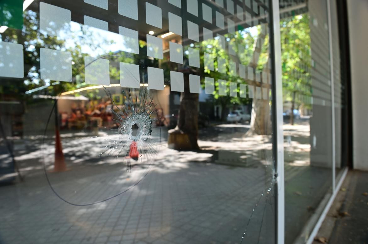 Balazo en el supermercado de la familia de Roccuzzo. Foto: Télam.