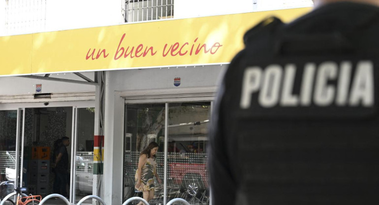 Ataque sobre el supermercado de la familia Antonela Roccuzzo en Rosario. Foto: NA.